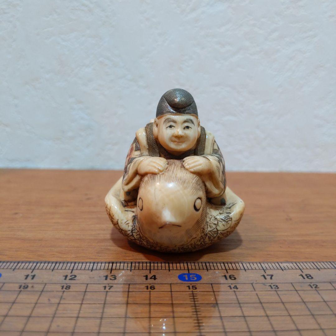 時代提物 縁起物根付 天然素材 在銘【福良雀に乗る大黒様】高4.7cm 重61ｇ