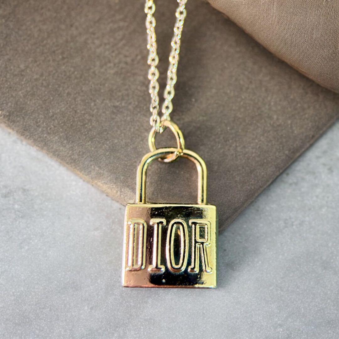 DIOR ディオールロック型ペンダント ネックレス30