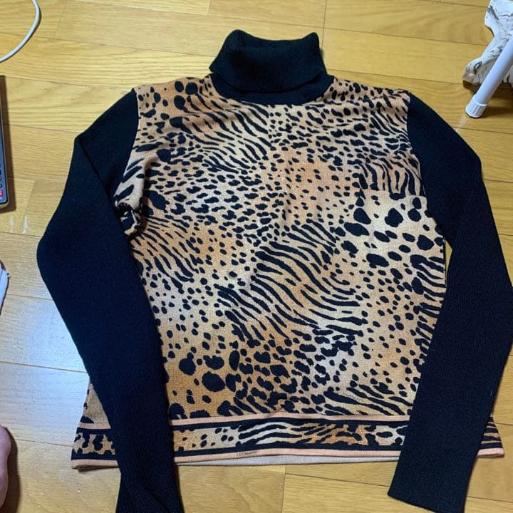 レオナールアニマル柄セーター
