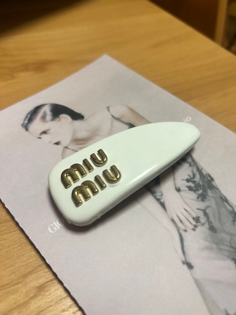 miu miu ロゴ入りヘアピン ホワイト 白