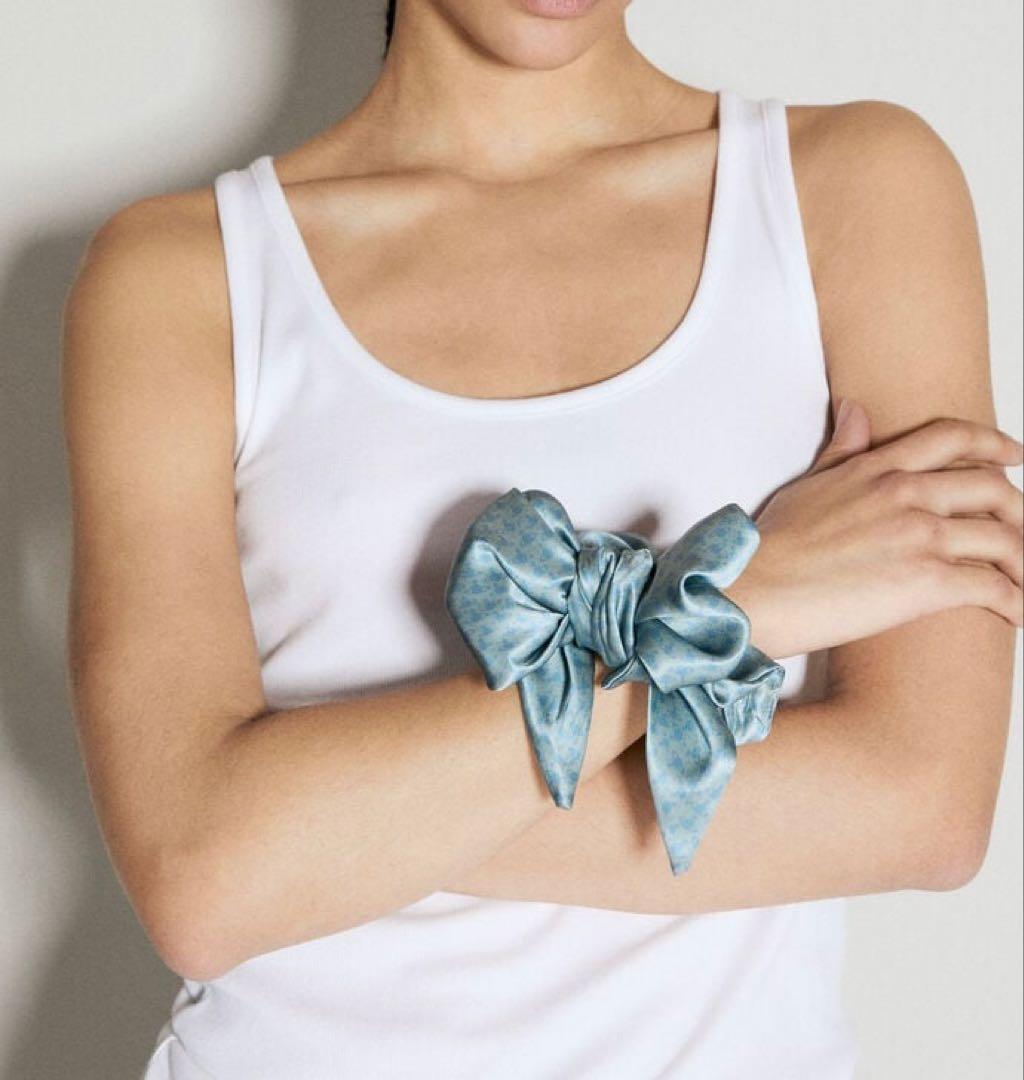 Vivienne Westwood シルク シュシュ オーブ ヘアゴム クリーム