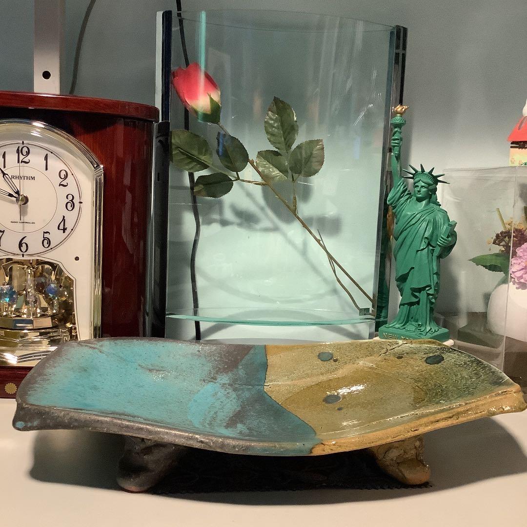 重厚さが有り大変趣の有るお皿で御座います。　　20万位だとお聞き致しました。