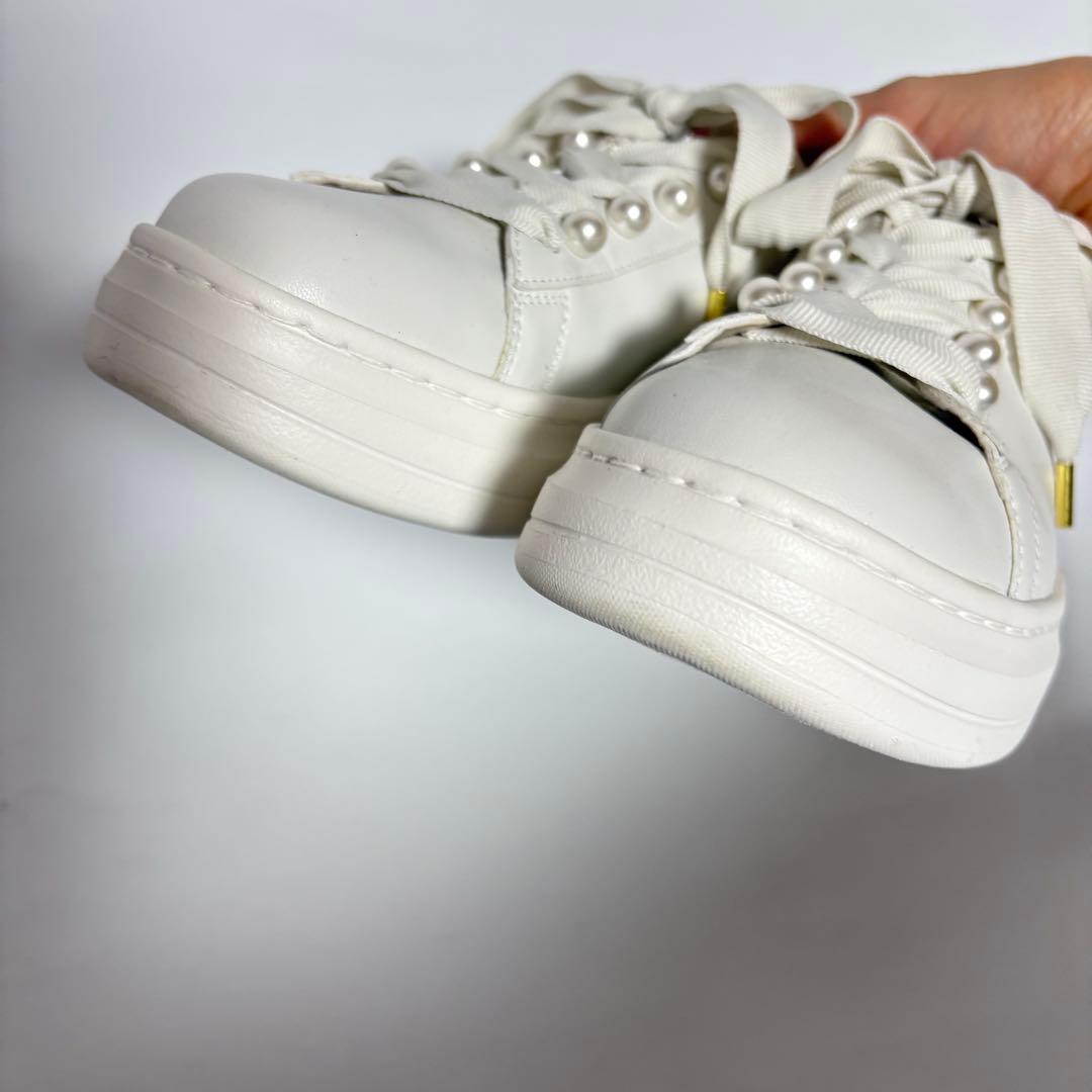 ＋diana プラスダイアナ パールビジュー付きリボンスニーカー ホワイト 白