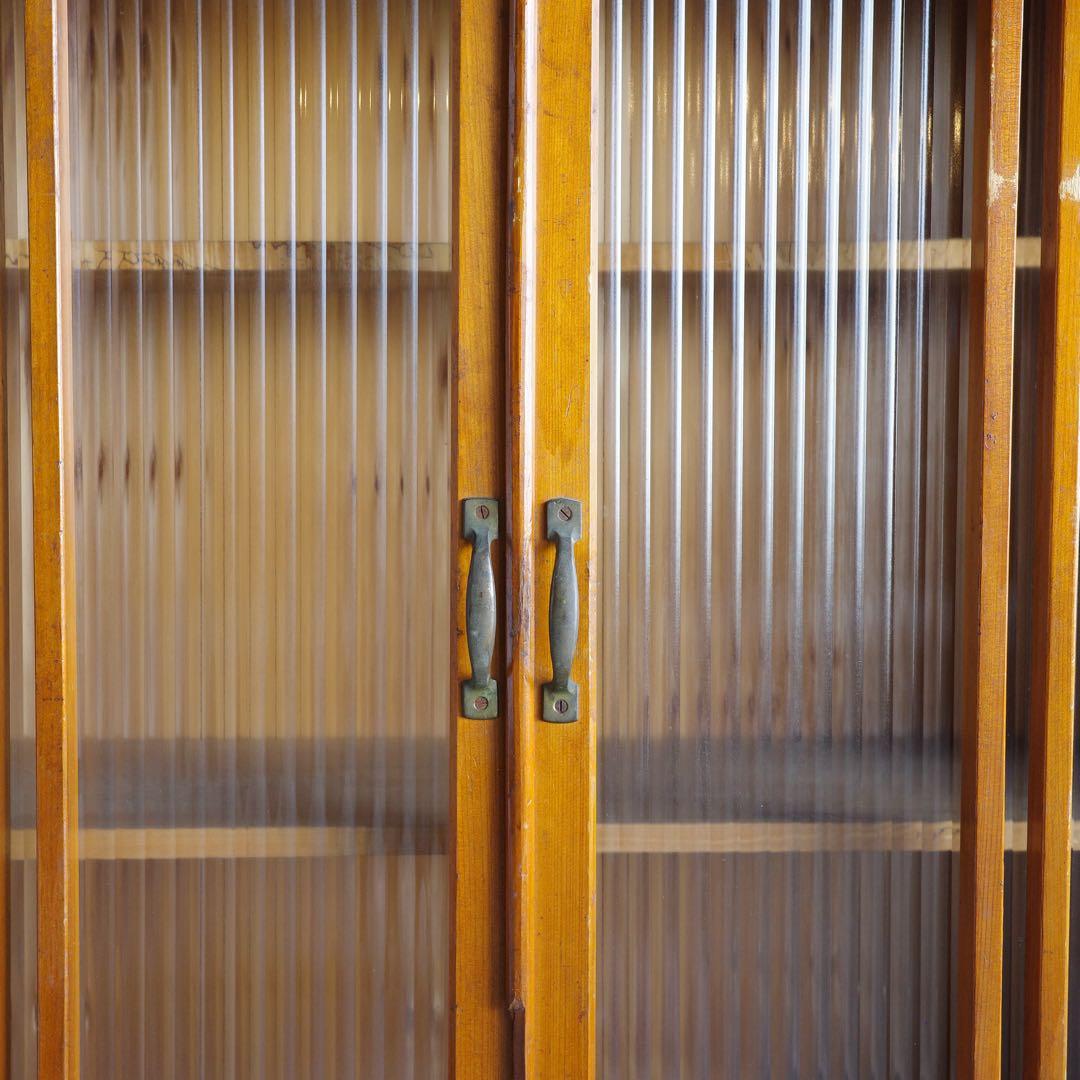 レトロなモールガラス扉の収納棚