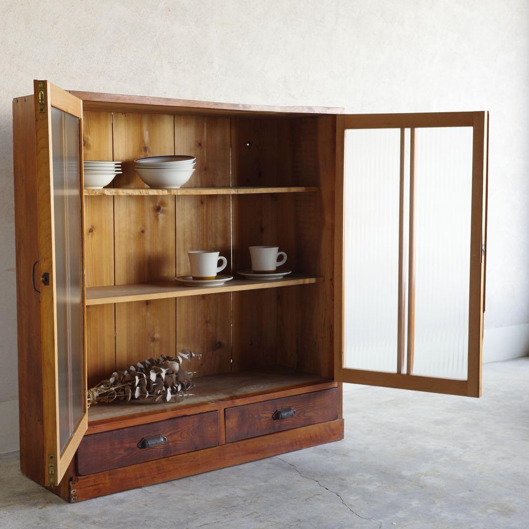 レトロなモールガラス扉の収納棚