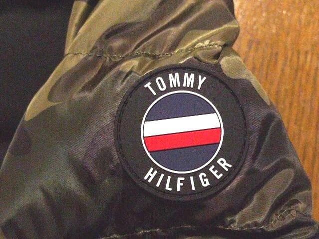 L日本サイズ位トミーヒルフィガーUSA限定ダウンジャケット マットブラック×カモ