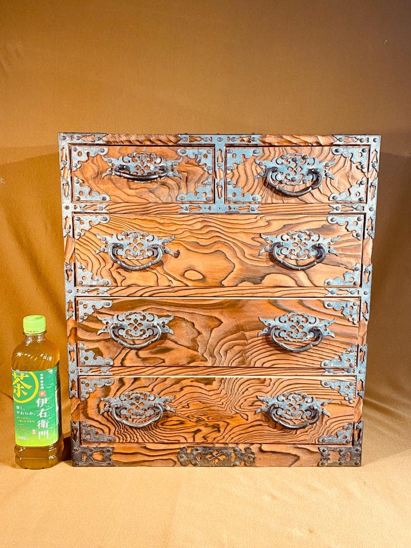 飾り金具を鏨（たがね）加工した　焼き杉の小ダンス