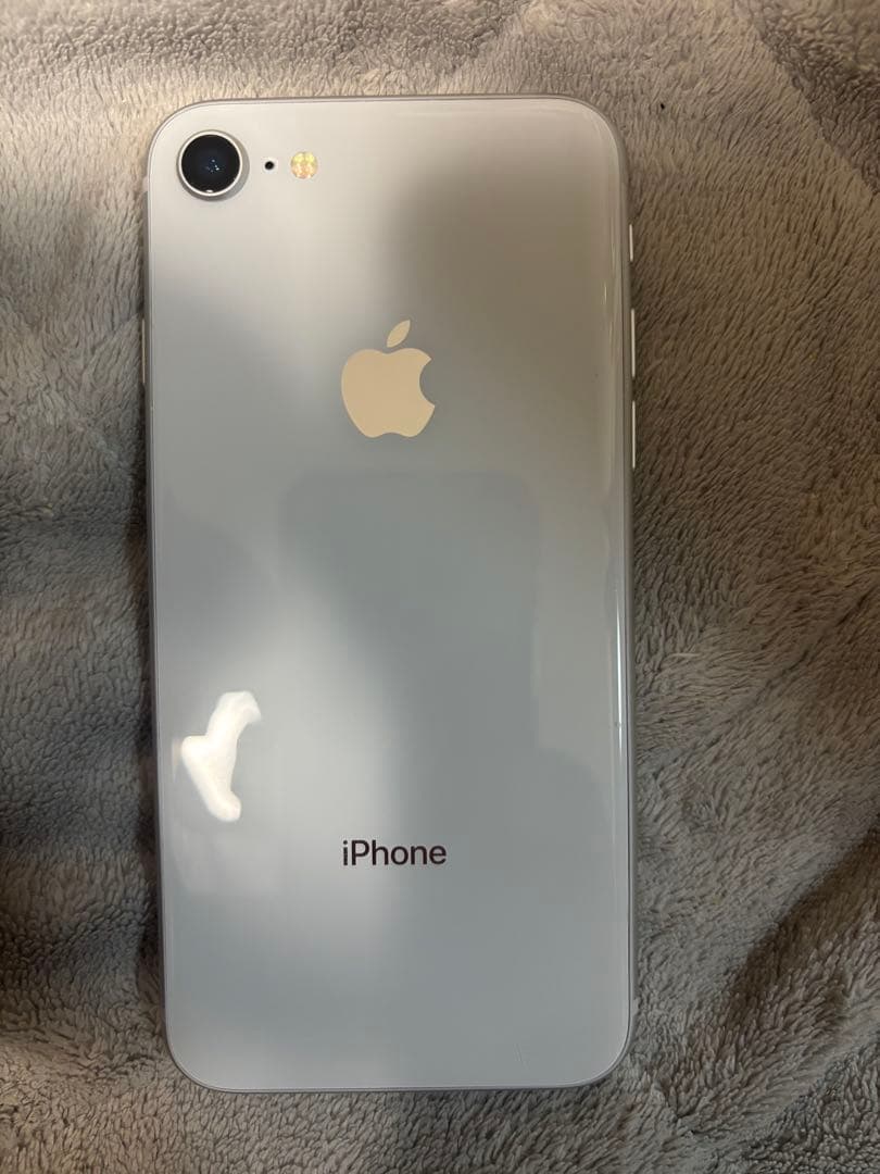 吉田ゆみ　iPhone 8 64GB シルバー SIMフリー　au