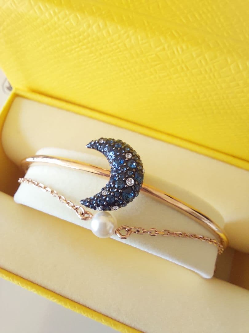 新品 箱付 SWAROVSKI Luna バングル スワロフスキー ブレスレット