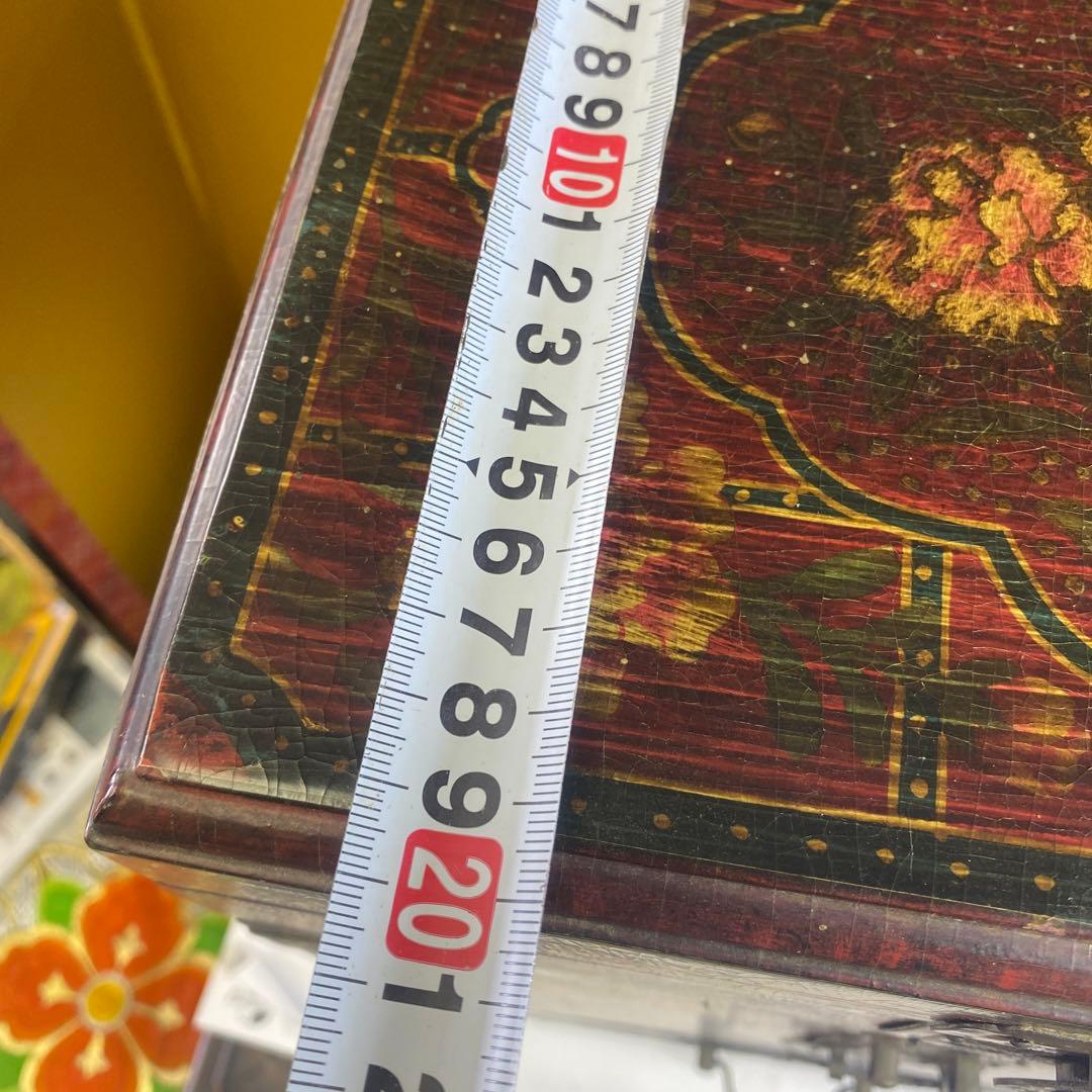 小物入り，宝石入り，花柄装飾の木製箪笥