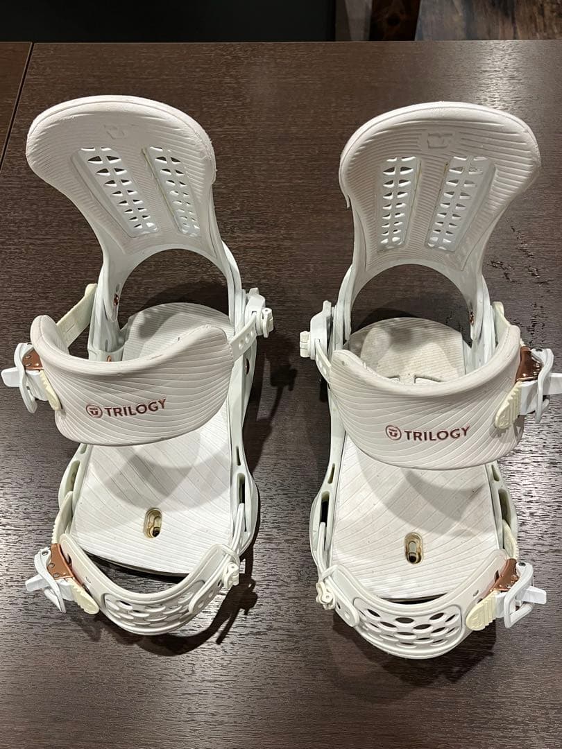TRILOGY スノーボードビンディング ホワイト