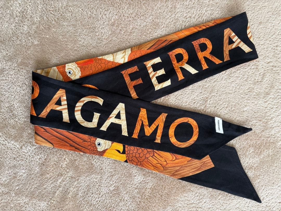 Ferragamo シルクスカーフ 羽根デザイン❣️12月大幅値下げ済み❣️
