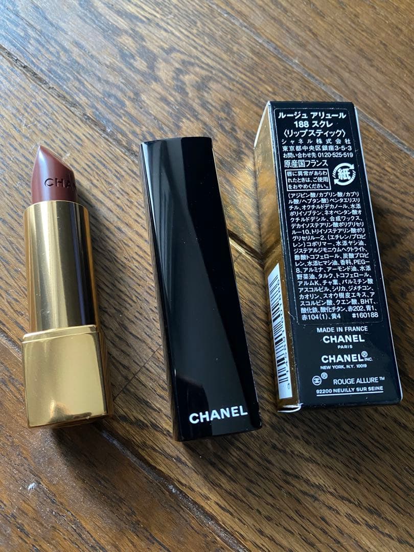 ♥新品未使用♥ CHANEL メイクアップ　ノベルティエナメルポーチ レッド