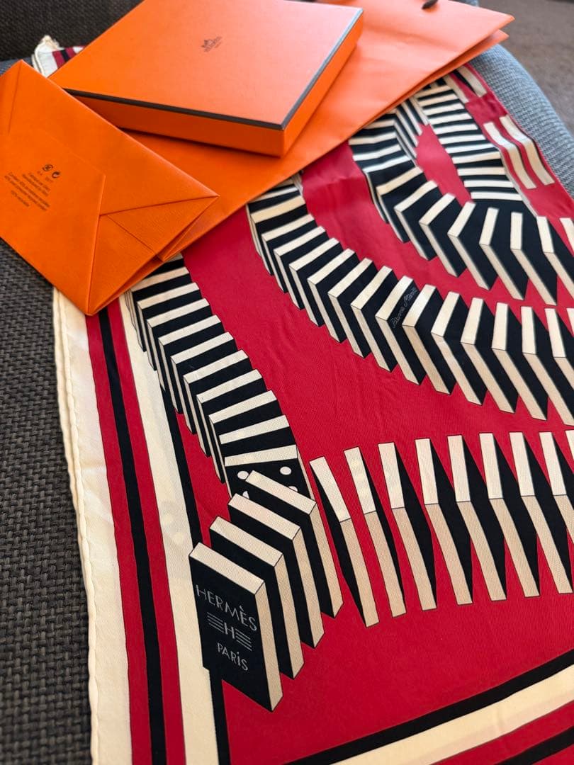 HERMES L'EFFET DOMINO シルクスカーフ