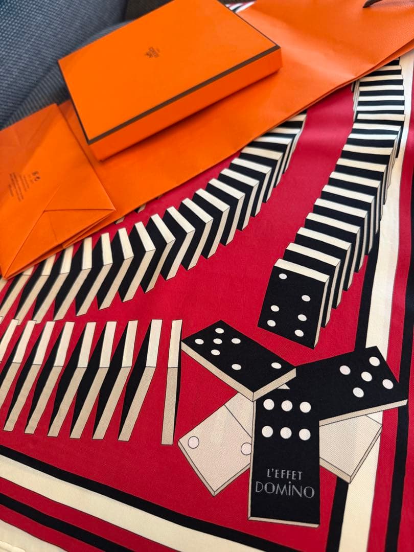 HERMES L'EFFET DOMINO シルクスカーフ