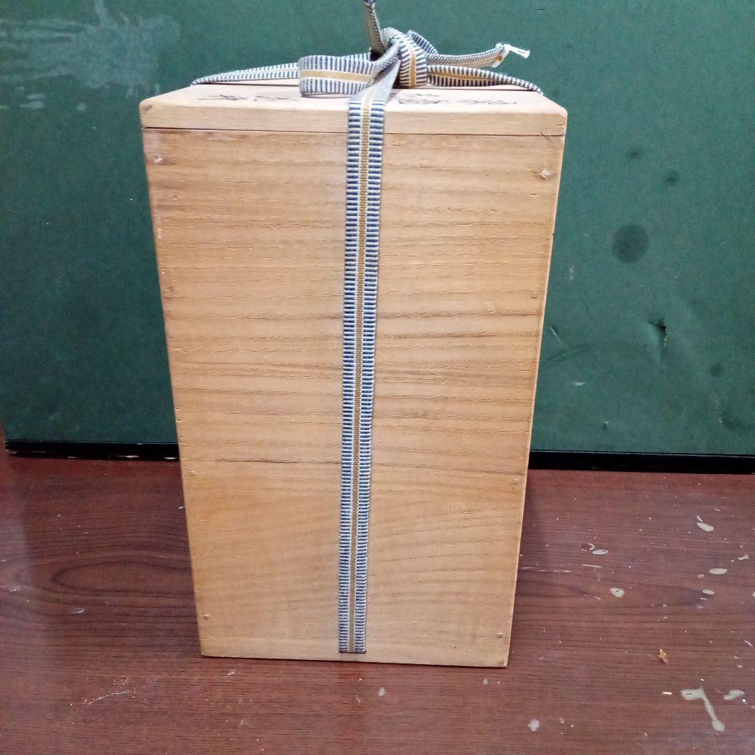 花、花瓶 十三代柿右衛門作、サイズ高２１センチ、横１１センチ、