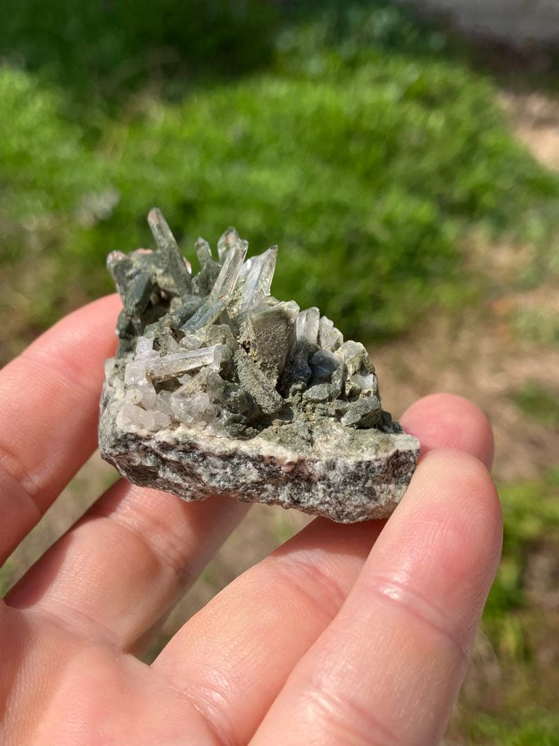 ガネッシュヒマール産　クローライトインクオーツ　クラスター