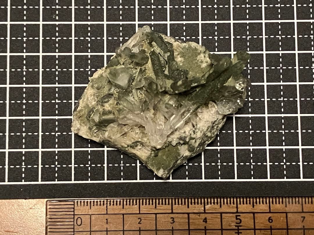 ガネッシュヒマール産　クローライトインクオーツ　クラスター