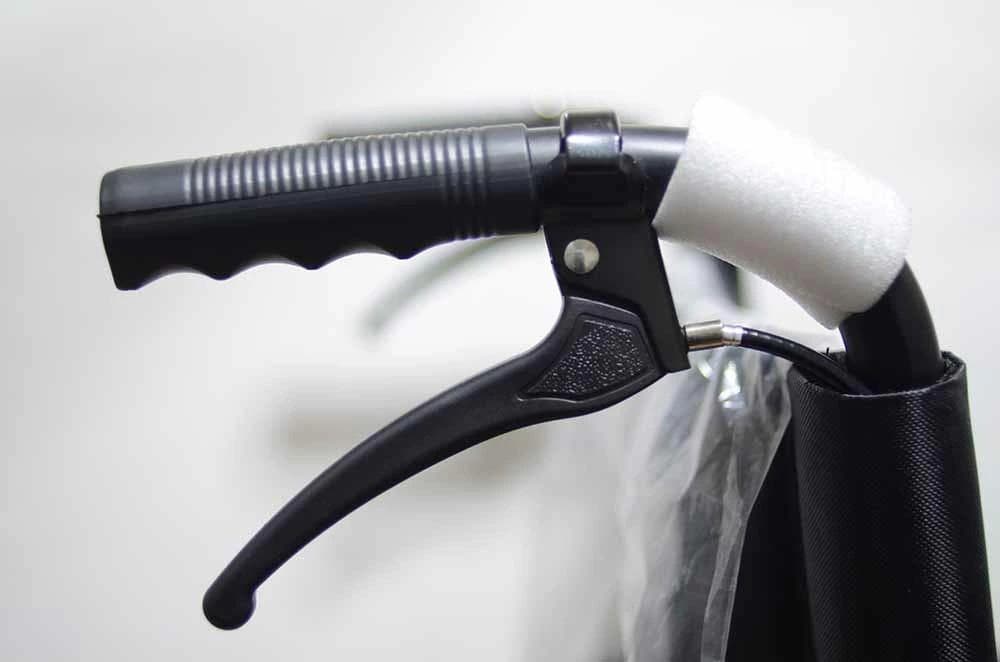 超軽量 コンパクト介助用車椅子 折り畳み式 介助ブレーキ付き KG05