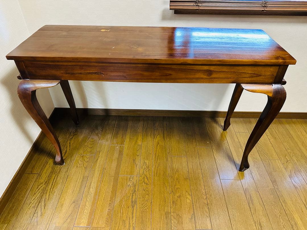 ダークブラウンの木製文机、3つの引き出し付き、曲線的デザイン