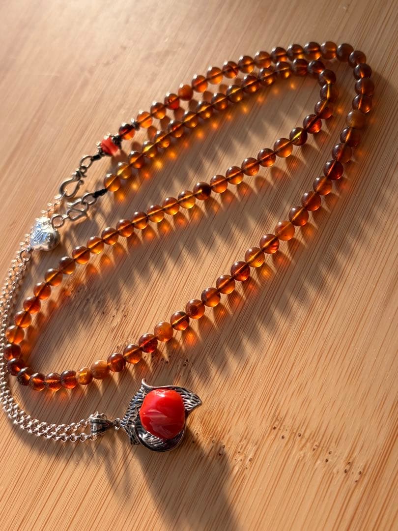 異形アカ珊瑚 × 琥珀 静謐なネックレスです