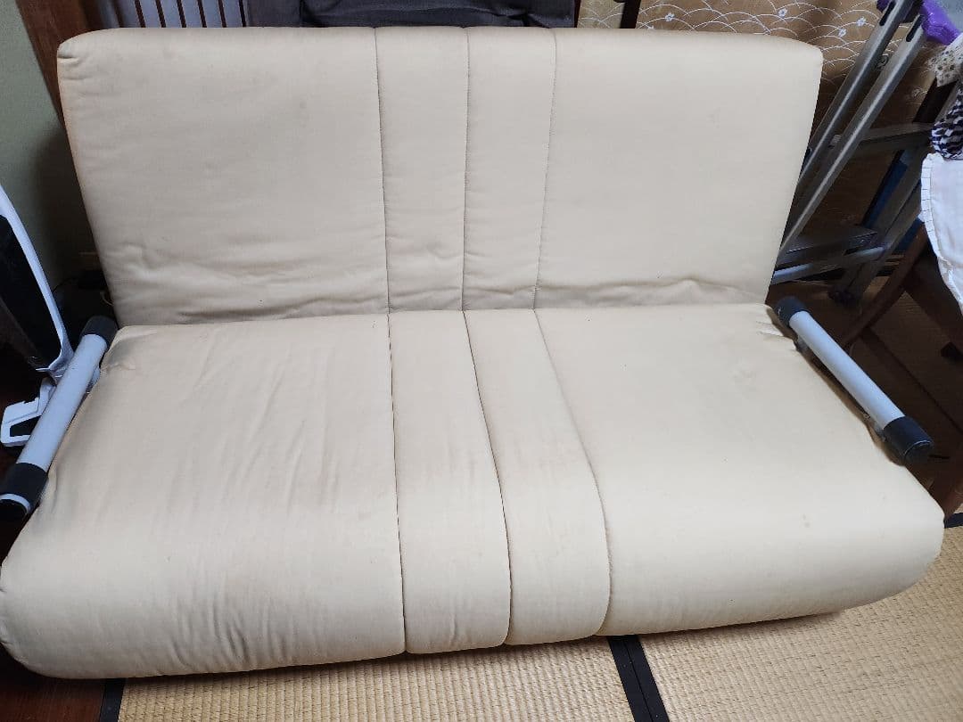 クリーム色 ソファベッド アームレスト付き