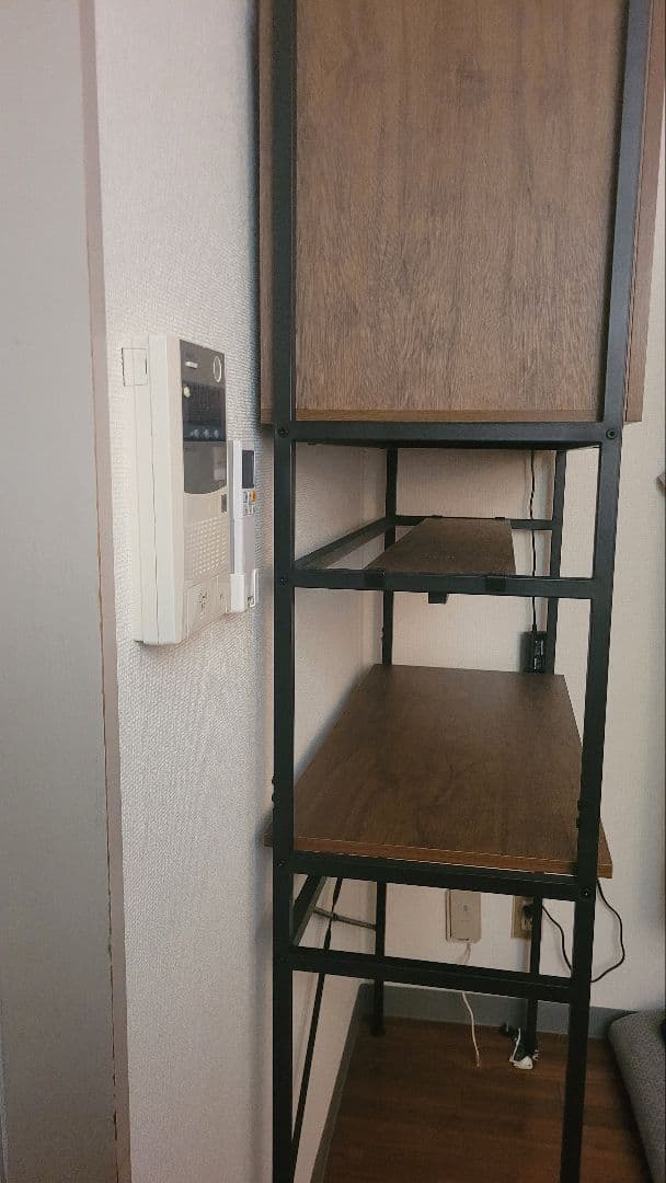 木製ガラス扉付きシェルフ