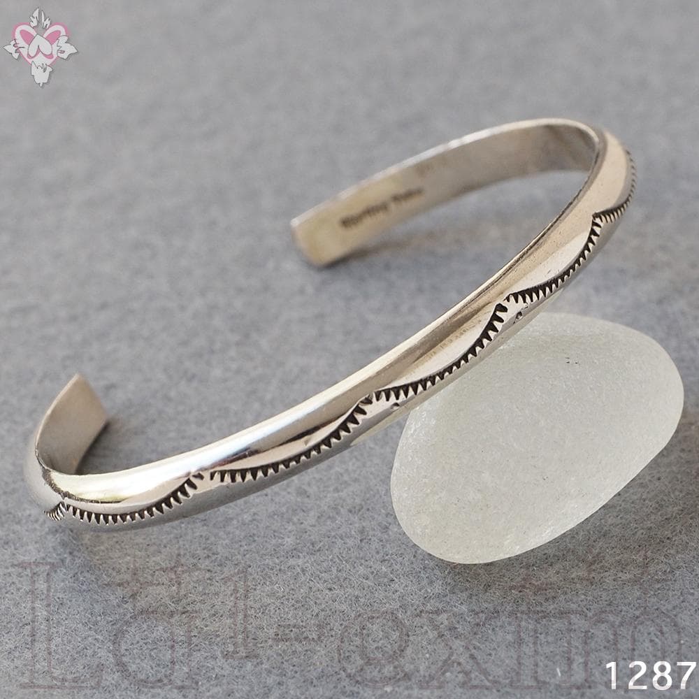 美品 インディアンジュエリー ナバホ TAHE 刻印 シルバー 純銀製 バングル