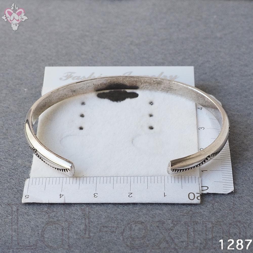 美品 インディアンジュエリー ナバホ TAHE 刻印 シルバー 純銀製 バングル