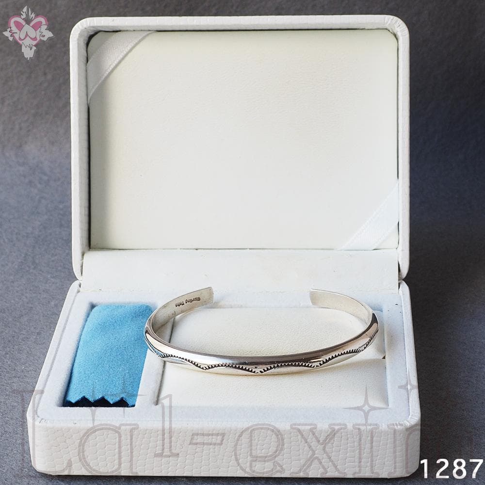 美品 インディアンジュエリー ナバホ TAHE 刻印 シルバー 純銀製 バングル