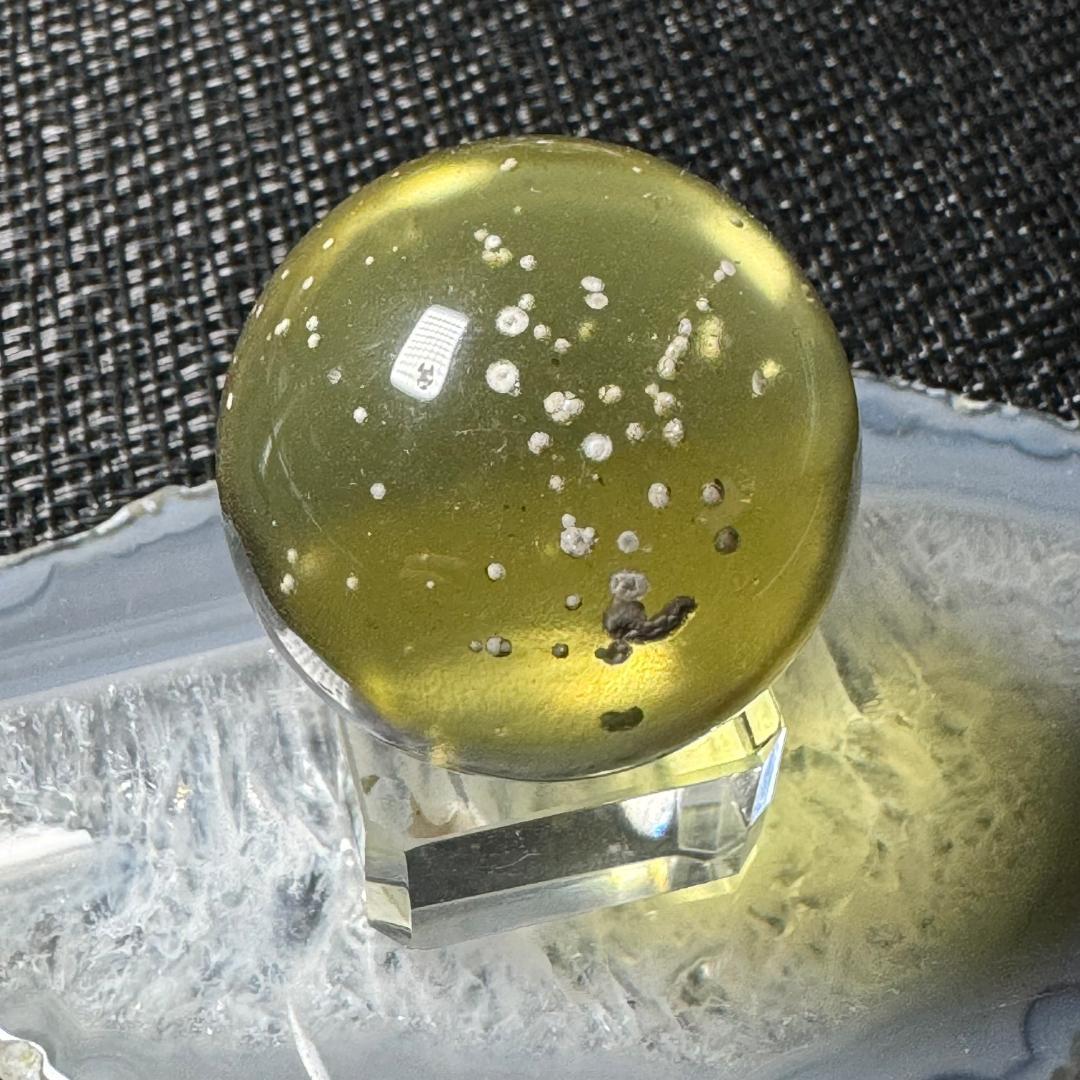 最高グレード☆彡クリストバライト入り◇リビアングラス◇丸玉　約33.8㎜