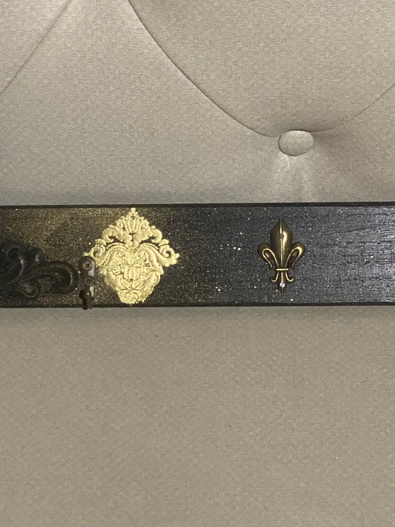 百合紋章♦️ローズ♦️ゴシック♦️壁掛け ４連ハンガーラック♦️小物掛け付♦️未使用♦️桐材