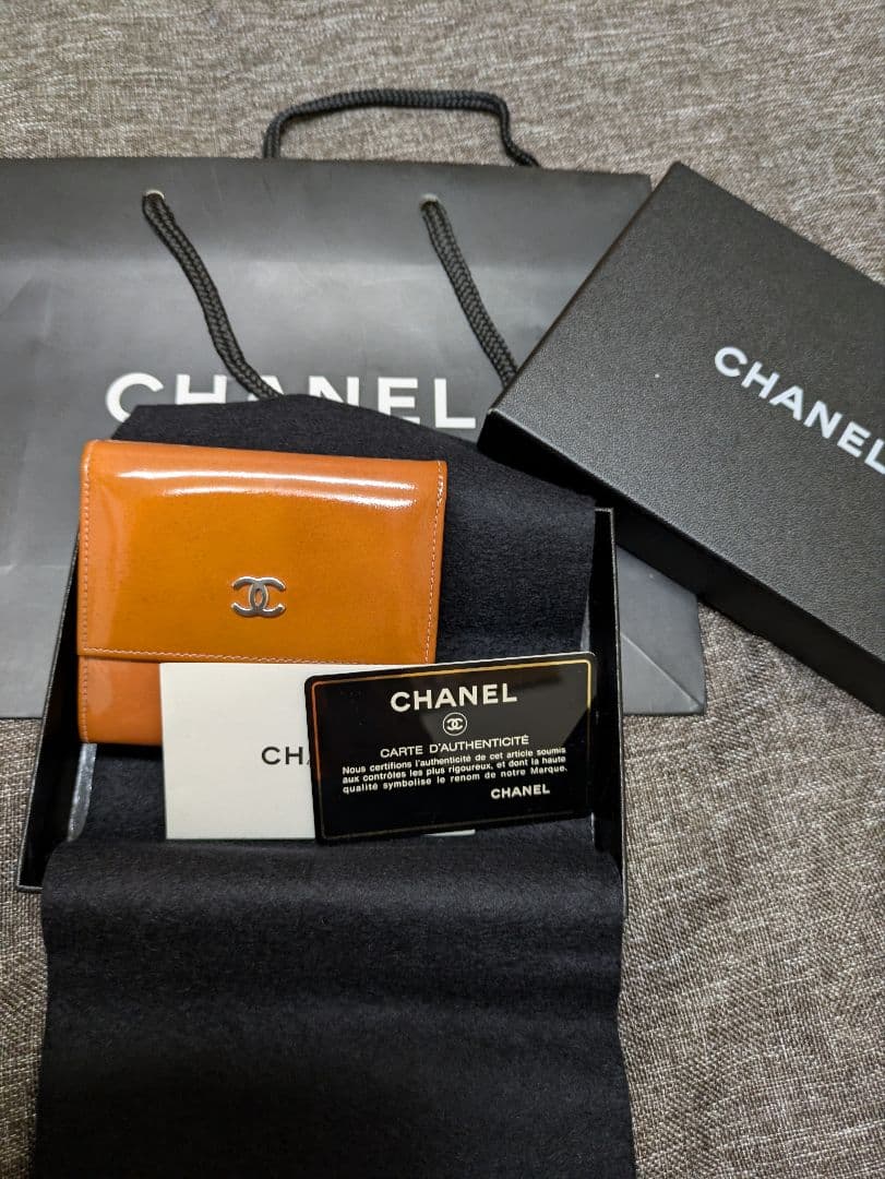 最終お値下げ！【CHANEL】 三つ折り財布 シルバーロゴ　オレンジ　エナメル