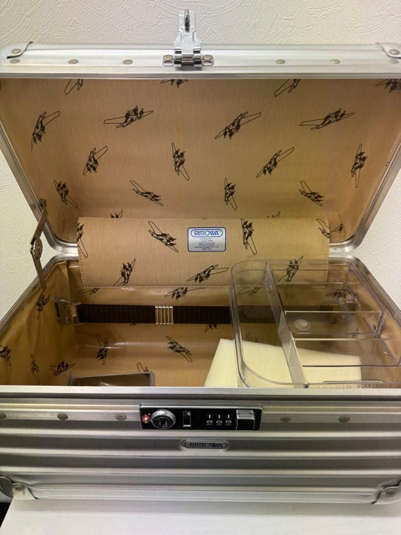 RIMOWA リモワ ビューティケース アルミ製 シルバーTSAロック付き ドイ