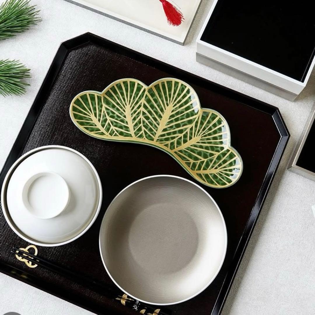 【新品】【大人気】有田焼幸楽窯　錦茶緑金松葉形前菜皿3枚セット　縁起物