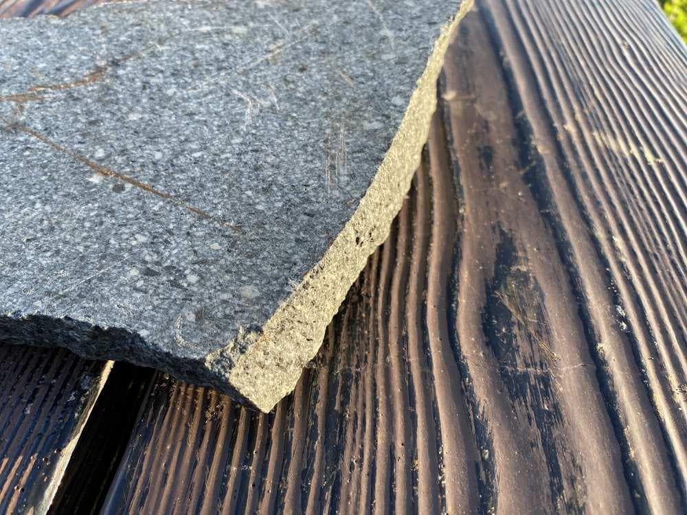 超貴重・岩手県遠野産 「遠野の銘石 角閃石」原石 1.4キロ・送料無料（＃16）