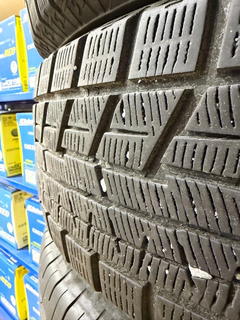 215/60R17 スタッドレスタイヤ　２０２２年製造