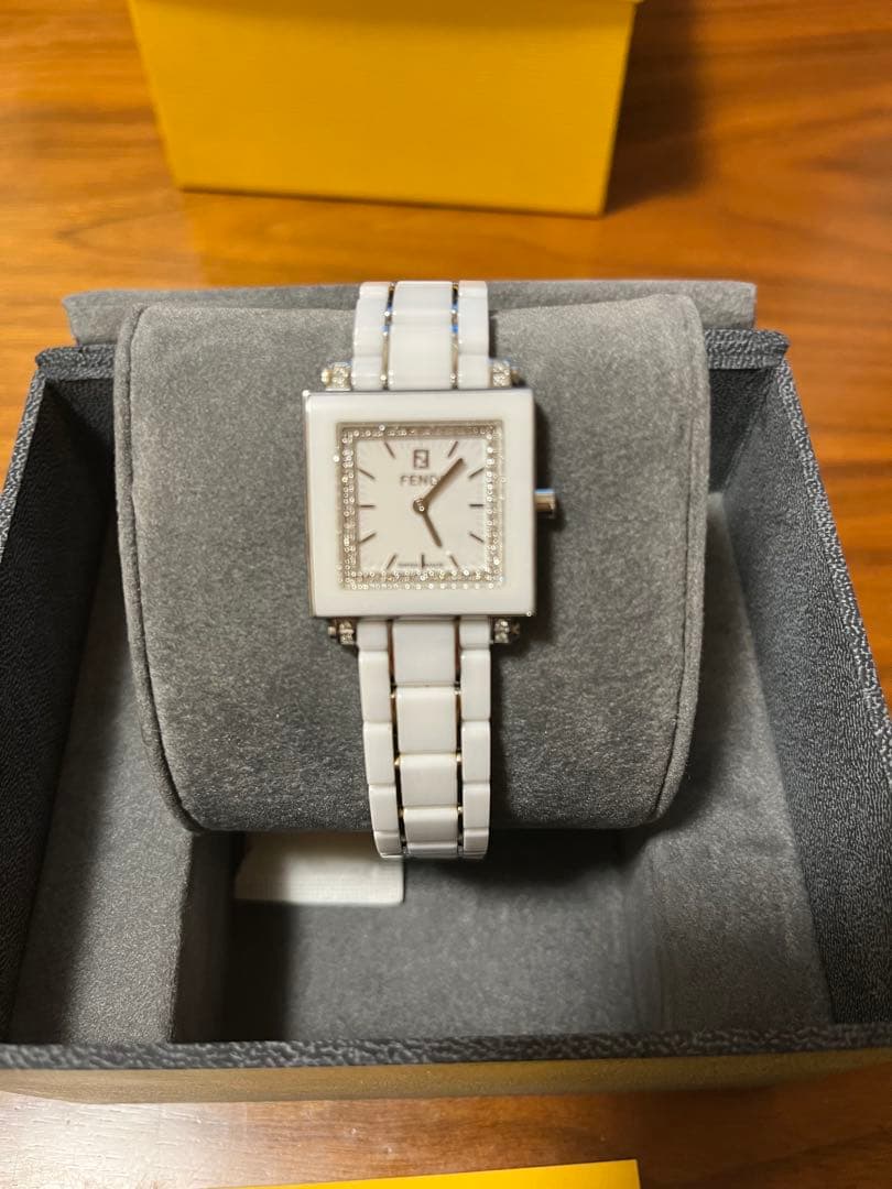 FENDI ホワイトセラミック ダイヤモンド腕時計