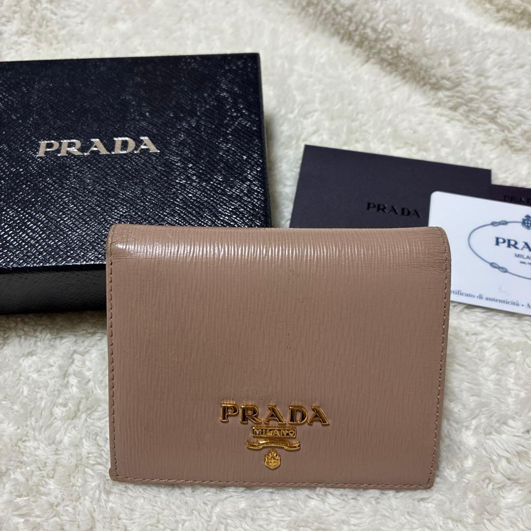 PRADA ベージュレザー二つ折り財布