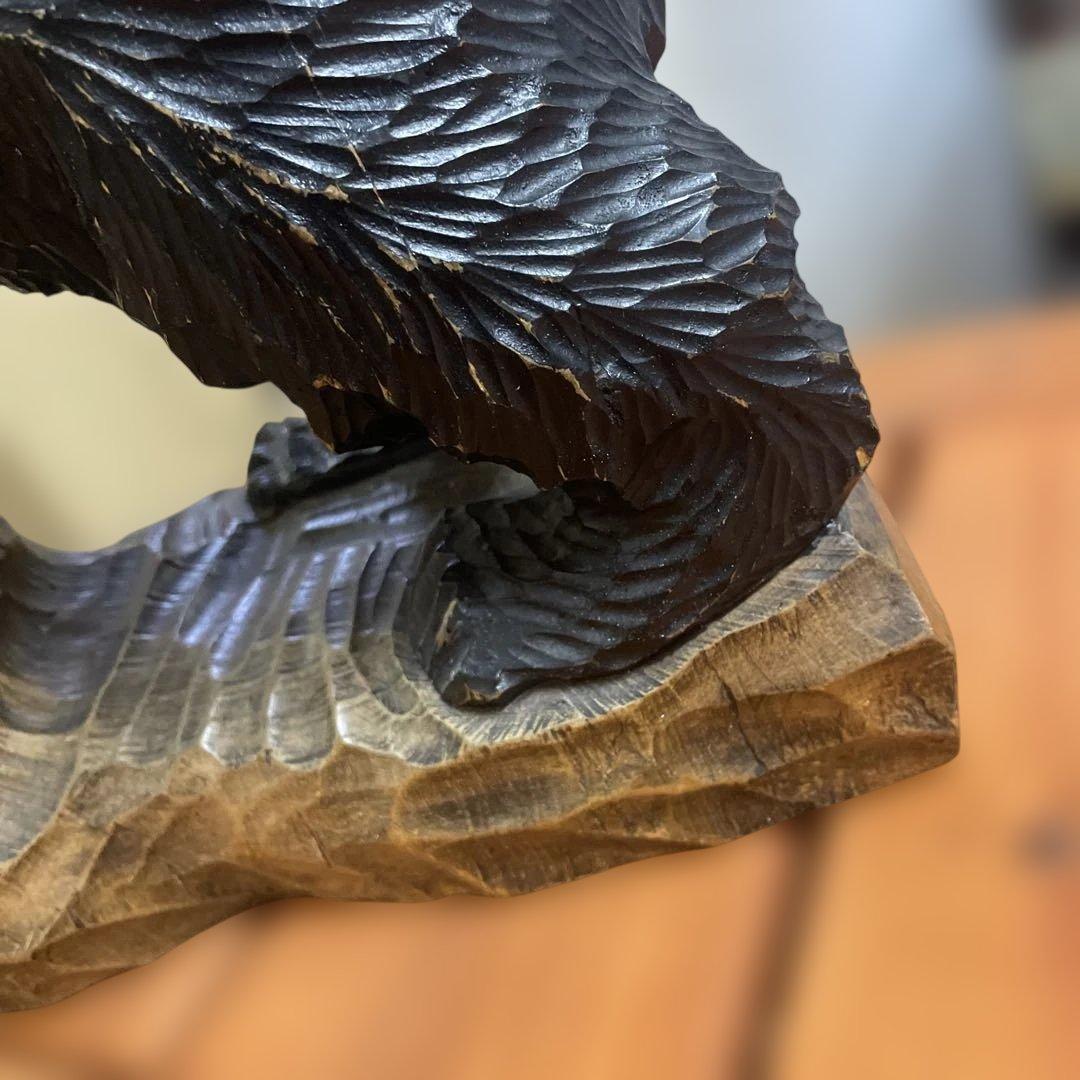 木製クマと魚の彫刻 約35cm 鮭を背負う熊　北海道木彫り熊