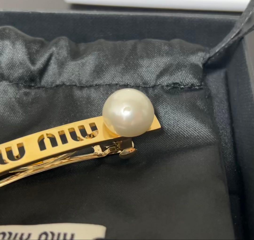 miu miu ロゴ入りパールヘアピン