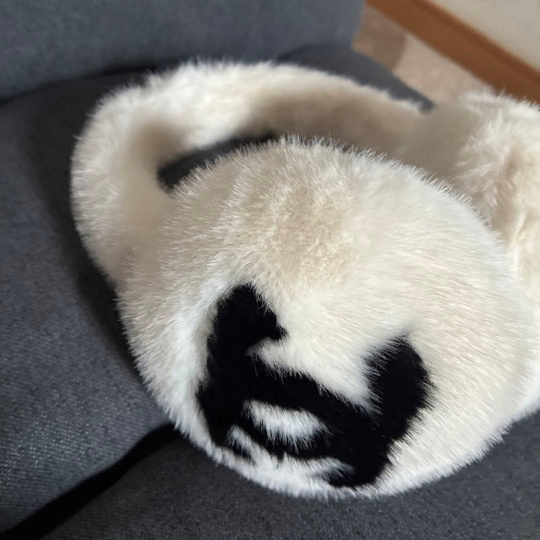 a*♡様 CHANEL ホワイトファーロゴイヤーマフ　ノベルティ