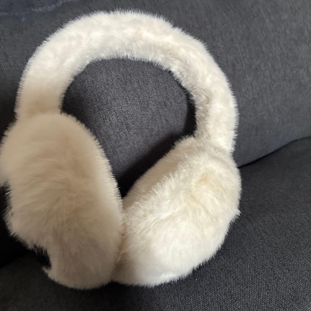 a*♡様 CHANEL ホワイトファーロゴイヤーマフ　ノベルティ