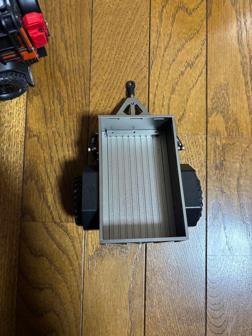 トラクサス4M、社外品リヤトレーラー付き