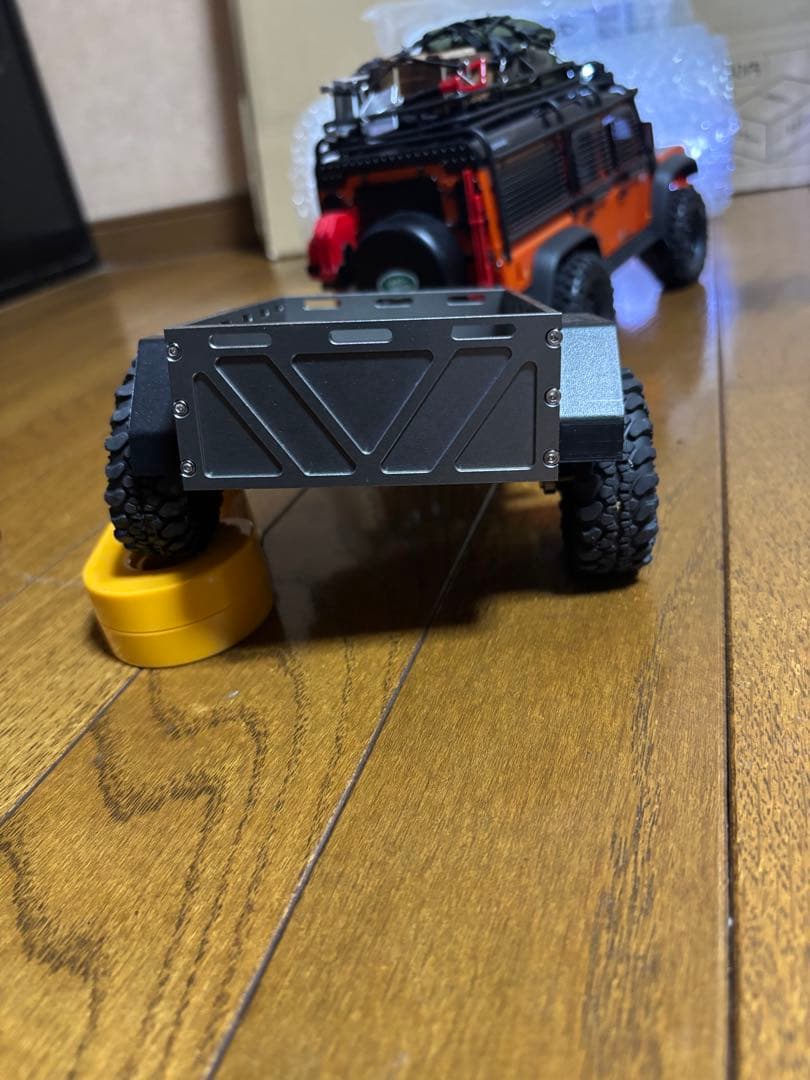 トラクサス4M、社外品リヤトレーラー付き