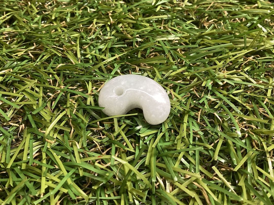 ✳高価なアイスジェイド**氷肌　糸魚川翡翠勾玉　本物の守護石をお身近に　鑑別書付