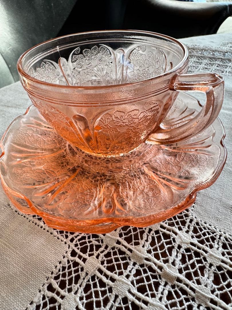 アメリカンデプレッショングラス、チェリーブロッサムカップ・ソーサー3客セット