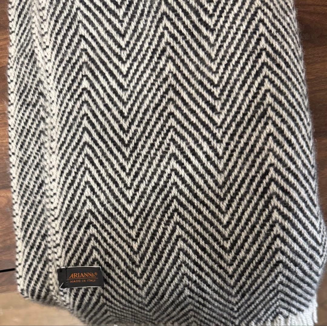 ARIANNA ヘリンボーンマフラー ブラックホワイト　ふわふわ素材