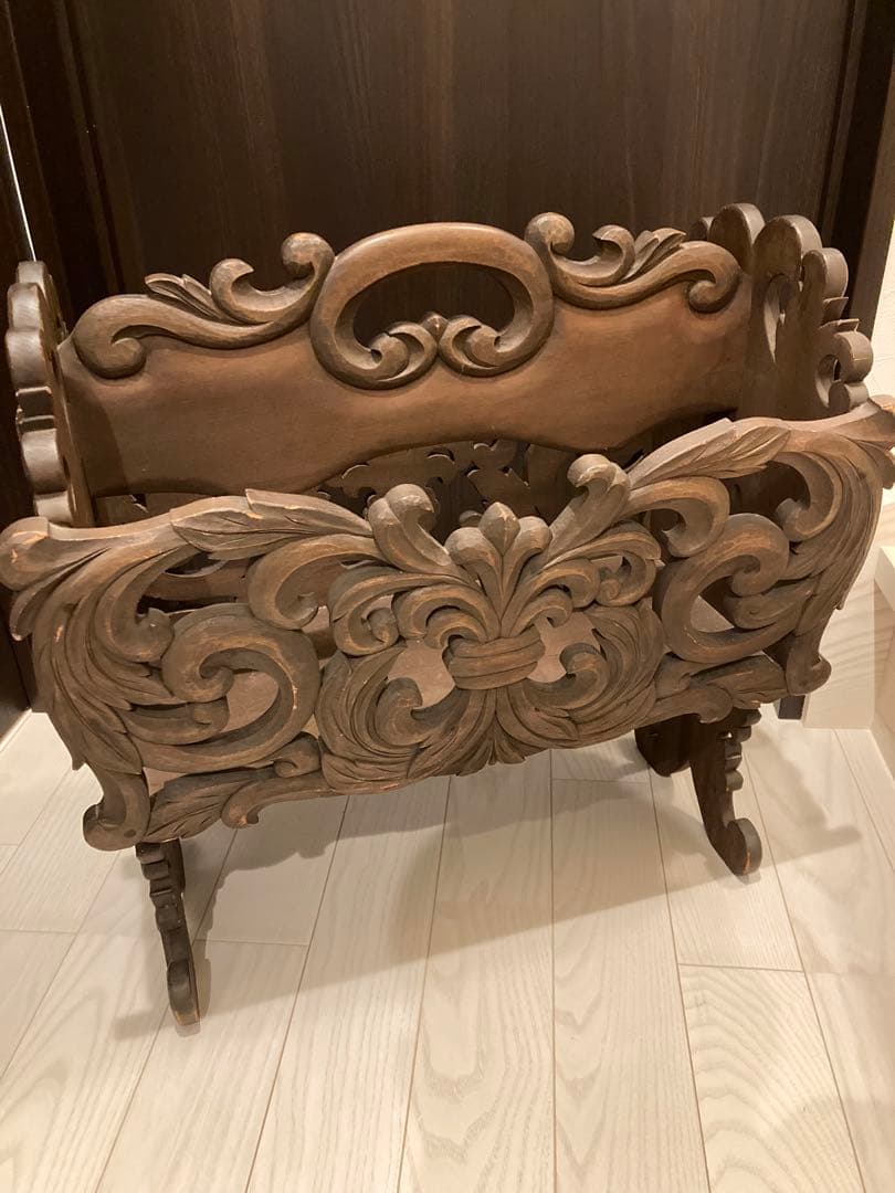 希少　ヨーロッパデザイン　木製彫刻マガジンラック