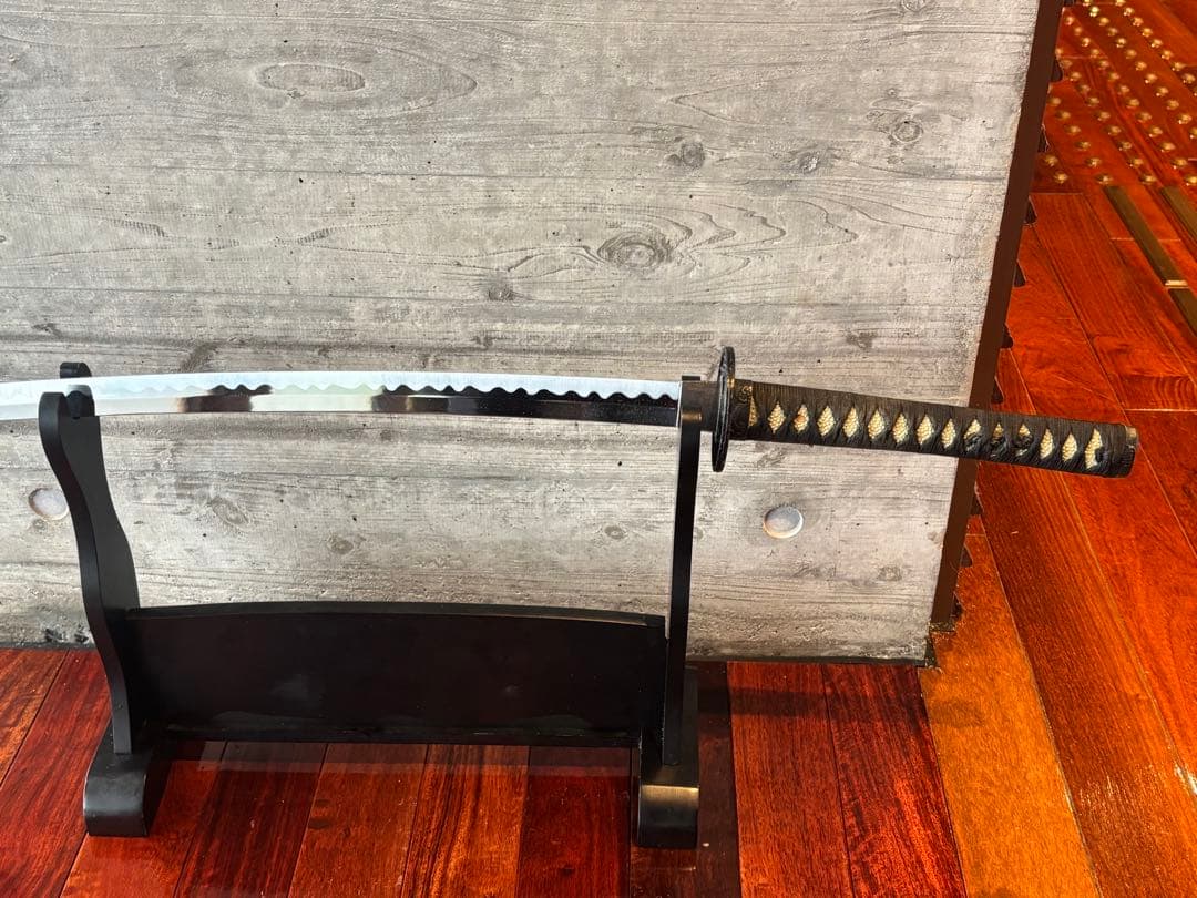 日本刀(模造刀)波紋あり 木製刀掛台付